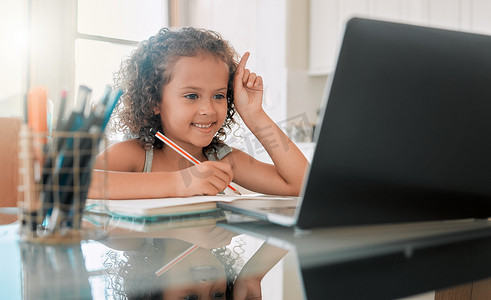 使用家庭互联网和笔记本电脑进行小女孩电子学习或在线家庭教育的学校、学习和课程。
