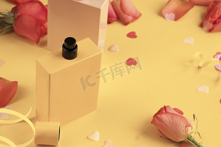 闻香水摄影照片_玻璃瓶中带有甜美花香的香水。