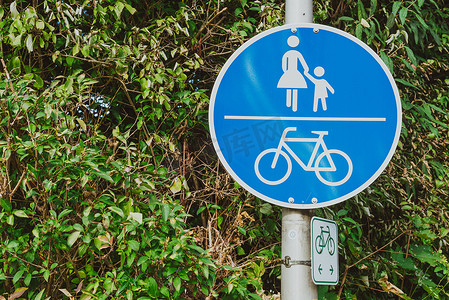 自行车与行人摄影照片_德国标志人行道与自行车道。