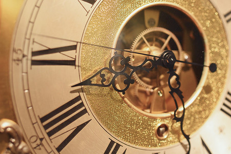钟表金色摄影照片_跳蚤市场上的古董钟