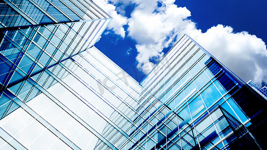 全景和透视广角视图玻璃高层建筑摩天大楼商业现代城市的钢浅蓝色背景。 