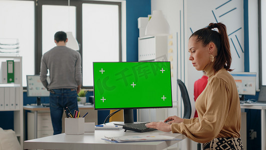 员工在电脑上使用绿屏