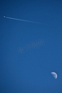 飞机和月亮