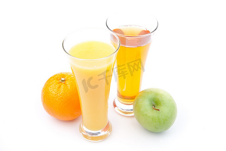 一杯苹果汁靠近一杯橙汁