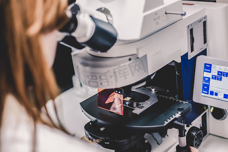 在高科技荧光显微镜上进行健康护理专业显微镜检查。