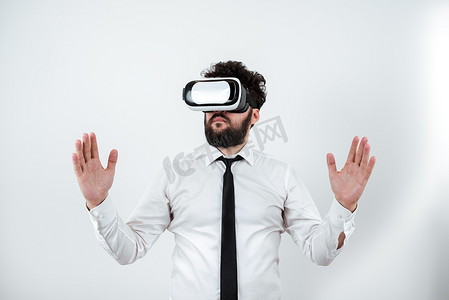 虚拟现实技术摄影照片_戴着 Vr 眼镜并在双手之间呈现重要信息的男人。