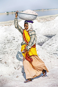 烫金天安们摄影照片_印度拉贾斯坦邦桑巴尔盐湖盐厂