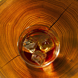 威士忌加冰块和木头