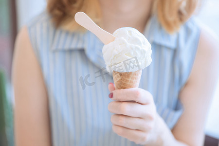 咖啡店现代生活方式中年轻女子手拿冰淇淋