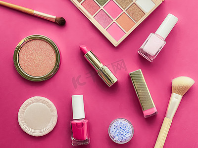 美容、化妆和化妆品平面设计，包括粉红色背景、少女和女性风格的复制空间、化妆品和化妆工具