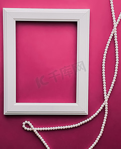 白色垂直艺术框架和粉红色背景珍珠首饰作为平面设计、艺术品印刷或相册