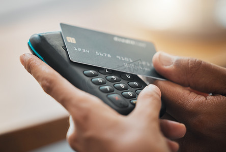 使用卡设备、小工具和银行或信用卡支付电子商务、交易费用，以支付现代商店、商店或零售公司的服务费用。
