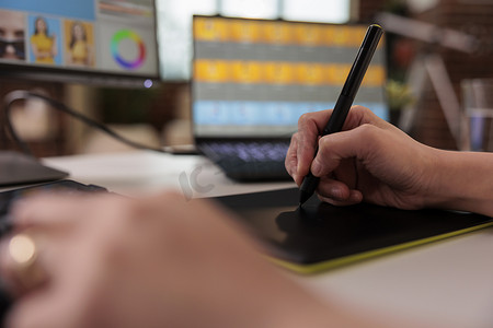 修饰艺术家在图形平板电脑上使用手写笔