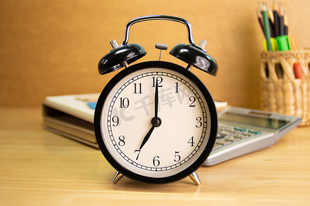 7点钟摄影照片_早上 7 点办公室办公桌上的时钟业务工作概念选择性时钟的时间