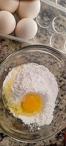 自制食谱图像用鸡蛋和面粉