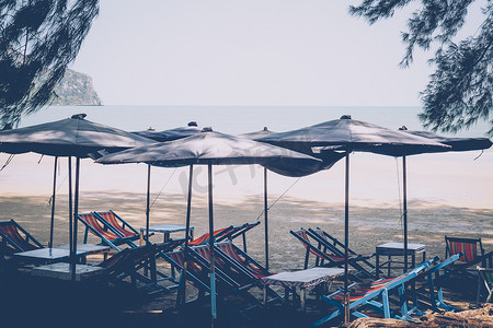 海滩上的太阳伞，可以看到大海、天空的地平线，这是度假的象征。
