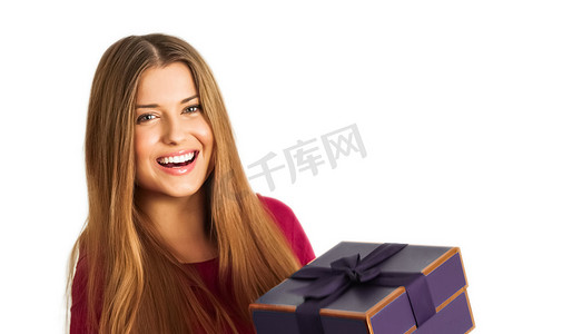 生日、圣诞节或节日礼物，快乐的女人拿着紫色礼物或豪华美容盒订阅交付，隔离在白色背景中