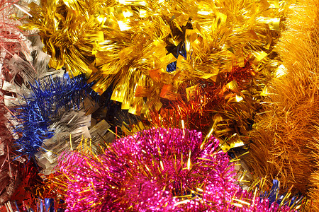 感恩冰霜季摄影照片_圣诞节和新年的花环和装饰品