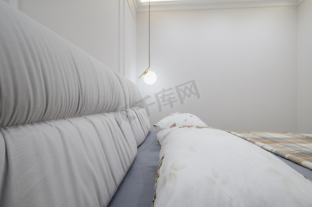 led灯卧室摄影照片_灰色和白色卧室的时尚内饰，配有舒适的床