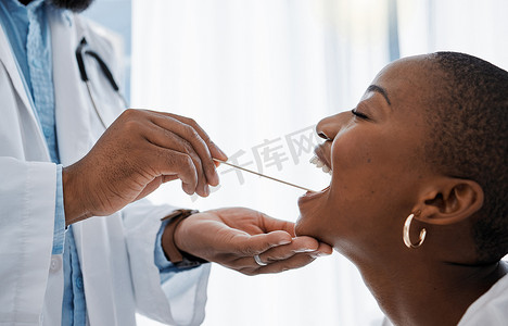 医生、耳鼻喉科医生或牙医用医疗器械检查喉咙是否有扁桃体或口腔癌。