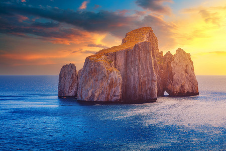 地中海沿岸的高悬崖，“Pan di Zucchero”堆积在意大利撒丁岛西海岸马苏阿的岩石上。 