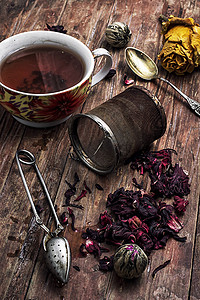 棕色茶叶摄影照片_滤茶器和茶叶