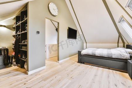 简单摄影照片_阁楼卧室拥有简约的室内设计