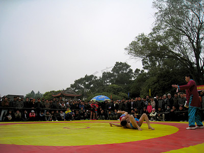 摔跤手参加全国摔跤比赛