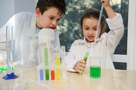 聪明的小学生在实验室学习化学时观察试管中发生的化学反应
