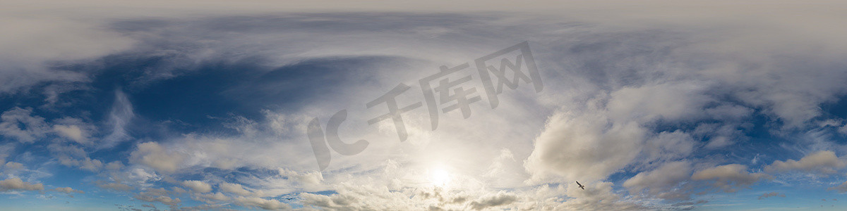 球形脉络摄影照片_蓝天全景与蓬松的积云。