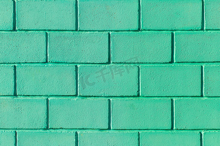 由砖块颜色纹理蔚蓝背景制成的绿色或海蓝宝石墙