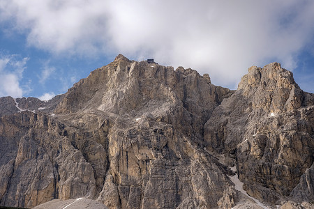 从意大利帕索法尔扎雷戈看到的拉加佐伊，阿尔卑斯山美丽的白云石山。