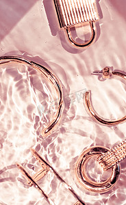 玫瑰金手镯、耳环、戒指、粉红色水背景珠宝、奢华魅力和珠宝品牌广告的假日美容设计