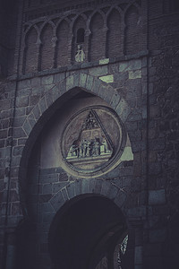 布拉拉宫摄影照片_西班牙托莱多城墙太阳门的浮雕