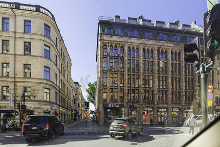 瑞典斯德哥尔摩 - 2017 年 7 月 6 日。Norrlandsgatan 街上的交通。