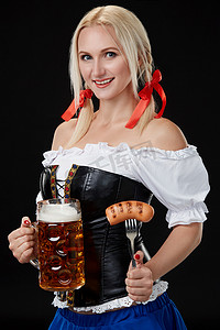 慕尼黑啤酒节上穿着传统德国服装的女服务员拿着啤酒杯。