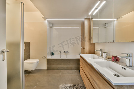 陶器摄影照片_现代浴室配有淋浴和水槽