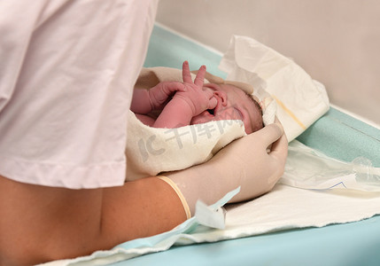 护士在分娩后照顾新生婴儿