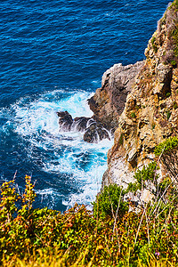从上面看到岩石悬崖被海浪撞击的景色