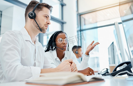 呼叫中心、客户服务和领导者通过办公室计算机联系我们，对员工进行电话营销策略培训。