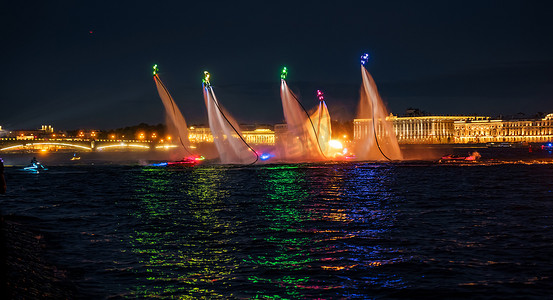 许多飞行板爱好者和穿着鲜艳的喷气式滑雪者晚上在圣彼得堡市中心的一个假期表演他们的表演，水上活动