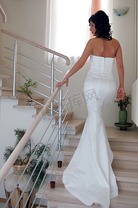 新娘走上楼梯