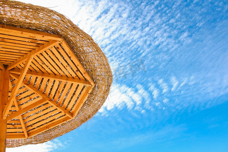 海滩伞 — 旅行、假期和暑假概念