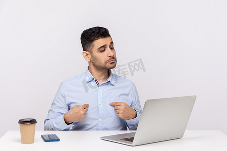 自负的摄影照片_情绪化的男人坐在办公室工作