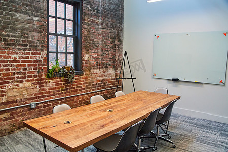 有木桌和砖墙的现代办公室会议室