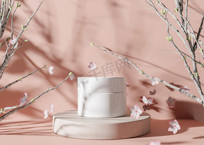 白色、空白和无品牌的化妆品奶油罐站在讲台上，有树枝和鲜花。