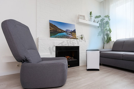 客厅白色空气净化器，清新空气，健康生活。