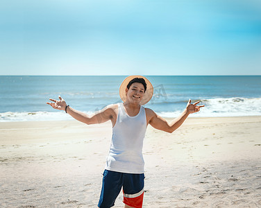 快乐的帅哥在户外度假，快乐的拉丁年轻人在海滩上，旅游概念