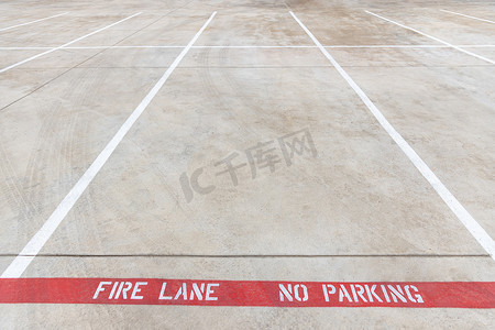 停车场道路上的消防车道没有停车标记，沥青上有白色铭文的红线，禁止停车。