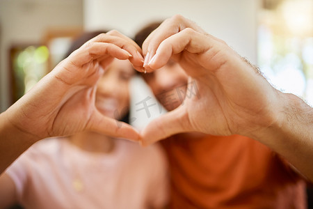 爱、心和手与一对夫妇在一起，在家里充满信任、健康和支持。